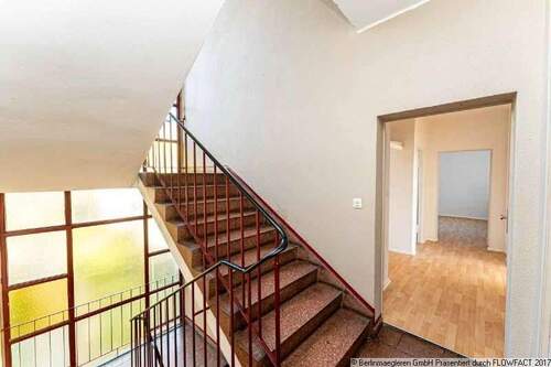 Treppenhaus, Wohnungseingang - 