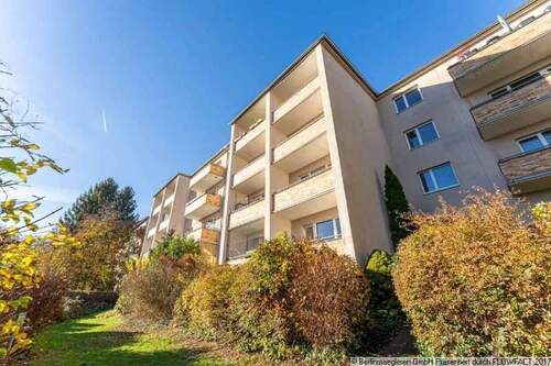 Haus Hofseite - Ruhige, bezugsfreie 2-Zimmerwohnung mit Balkon und PKW-Stellplatz