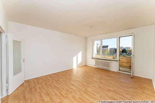 Wohnzimmer mit Balkonzugang - 2 Zimmer Etagenwohnung zum Kaufen in Berlin