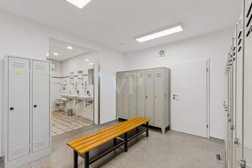 Mitarbeiterumkleide mit Waschraum und Duschbad - 