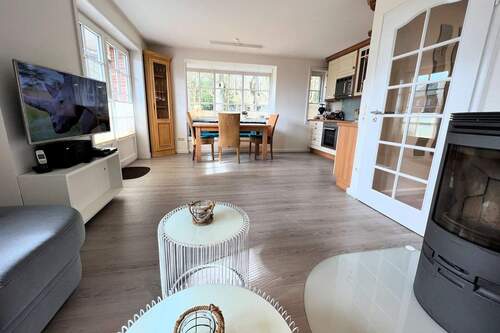 Helles Wohn- und Esszimmer mit Kaminofen - 