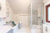 Badezimmer im Dachgeschoss - 