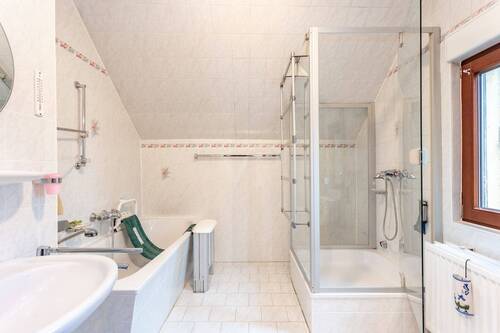 Badezimmer im Dachgeschoss - 