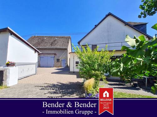Gesamtansicht - Gepflegtes Ein-Zweifamilienhaus mit Nebengebäuden und Innenhof - nähe Anhausen!