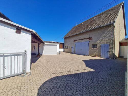 Blick in den Innenhof - Einfamilienhaus mit 180,00 m² in Thalhausen zum Kaufen
