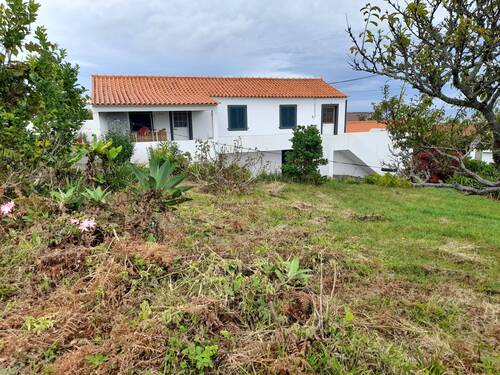 Wohnhaus mit Ausblick und Kellergeschoss - Mehrfamilienhaus, Wohnhaus zum Kaufen in Santana (Insel Pico / Azoren)