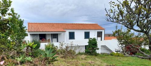 Wohnhaus mit Ausblick und Kellergeschoss - Mehrfamilienhaus, Wohnhaus in Santana (Insel Pico / Azoren)