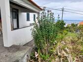 Wohnhaus mit Blick bis zur Nachbarinsel Sao Jorge - 