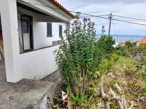 Wohnhaus mit Blick bis zur Nachbarinsel Sao Jorge - 