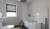 Modern gefliestes Tageslichtbad mit Badewanne und Dusche - 