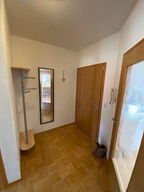 Zugang zur Wohnung und Flur - 2 Zimmer Etagenwohnung in Erfurt