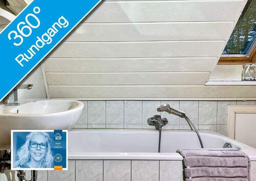 Bad mit Wanne, Dusche und 2 Fenstern - 