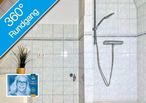 Bad mit Wanne, Dusche und 2 Fenstern - 