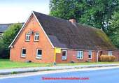 Hausansicht von der Straße.jpg - Ebenerdige Wohnfläche, Garage, Diele, kl. Werkstatt - Wohnhaus für die Familie