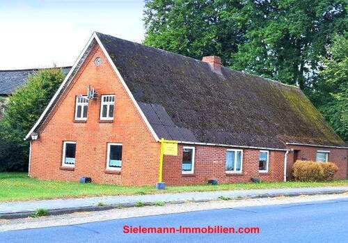 Hausansicht von der Straße.jpg - Ebenerdige Wohnfläche, Garage, Diele, kl. Werkstatt - Wohnhaus für die Familie