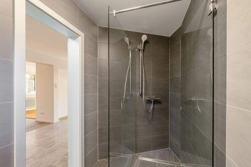 Das_Badezimmer_im_EG - Einfamilienhaus mit 125,60 m² in München zum Kaufen