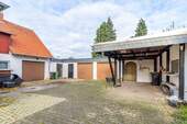 Hinterhof + Garagen + Carport - 