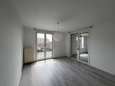 Wohnzimmer mit Zugang zum Wintergarten - 2-Zimmer-Wohnung mit Wintergarten