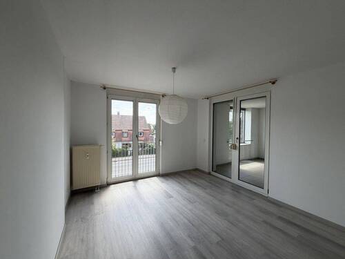 Wohnzimmer mit Zugang zum Wintergarten - 2-Zimmer-Wohnung mit Wintergarten