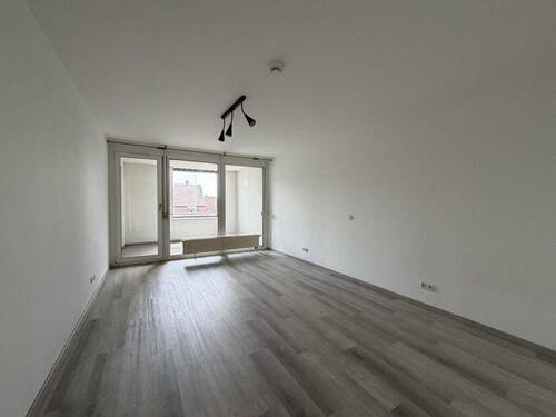 Schlafzimmer mit Zugang zum Wintergarten - 2 Zimmer Etagenwohnung zur Miete in Uttenreuth
