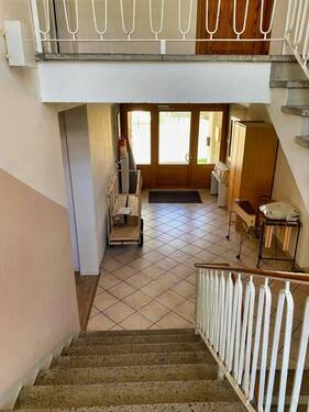 Treppenhaus und Eingangsbereich - 
