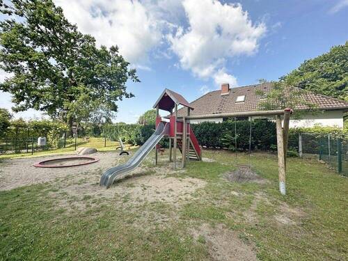 Spielplatz vor dem Haus - 