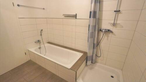 mit Wanne und Dusche - 