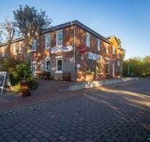 Geschäfts- und Wohnhaus in der „Pellwormer City“: Restaurant, Laden, Wohnungen