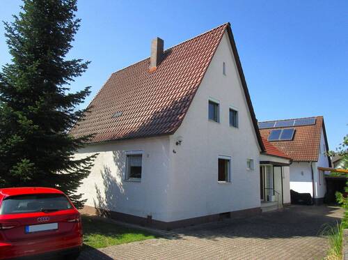 Ansicht mit Stellplatz - 5 Zimmer Einfamilienhaus in Nürnberg
