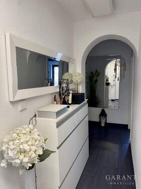 Flur EG - Mehrfamilienhaus, Wohnhaus mit 190,00 m&sup2; in Korntal-Münchingen zum Kaufen