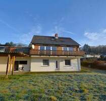 Ruhig gelegenes Wohnhaus mit Balkon, Terrasse, Garage, Carport und Aussicht in Gerolstein-Müllenborn