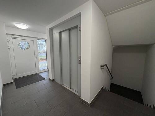 Hauseingang & Aufzug - 