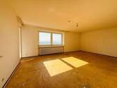 11 Wohnzimmer mit Balkonzugang - 