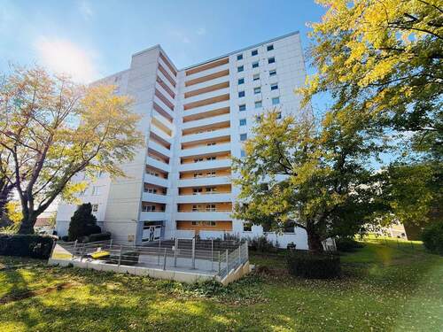 1 Hausansicht - 'Ausblick inklusive: Großzügige Wohnung im 6. OG mit Aufzug & 3 Zimmern'