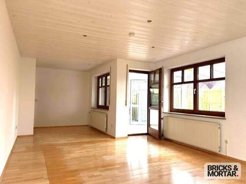 Wohnzimmer mit Essbereich - 3 Zimmer Terrassenwohnung zum Kaufen in Untermeitingen