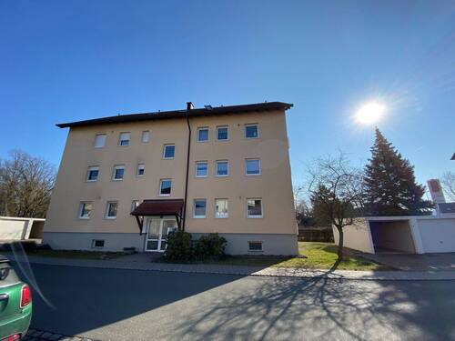 Hausansicht - Sehr schöne 3-Zimmer-Erdgeschoss Wohnung im Toscana-Viertel in Dörfles-Esbach