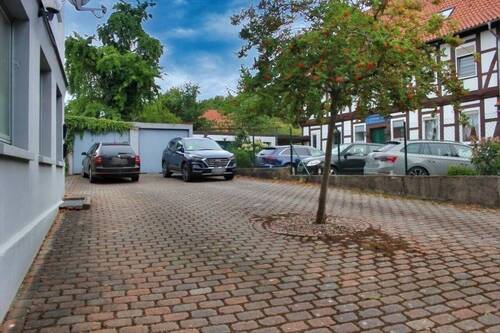 Platz vor den Garagen - 