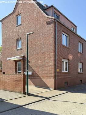 Mehrfamilienhaus (MFH) - Mehrfamilienhaus + Garagen + 747 m² großes Grundstück zu verkaufen