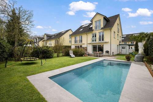 Südansicht - Doppelhaushälfte mit hochwertiger Ausstattung und beheiztem Außenpool