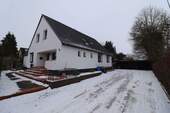 Außenansicht von der Auffahrt.JPG - 7 Zimmer Einfamilienhaus zum Kaufen in Groß Niendorf