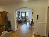 Helles Wohnzimmer mit Bogen - 3 Zimmer Etagenwohnung zum Kaufen in Singen (Hohentwiel)