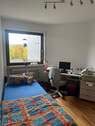 Helles Schlafzimmer mit Schreibtisch - 