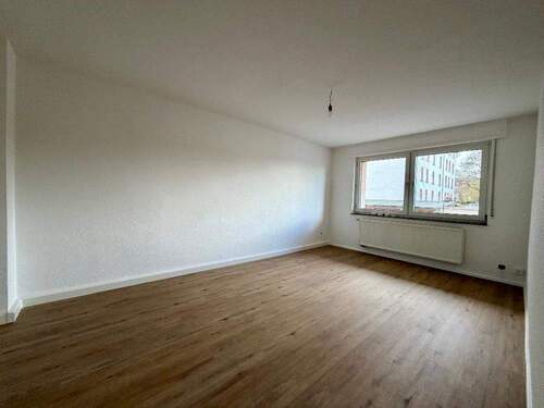 Wohnzimmer - Renovierte 3 Zimmer Wohnung - 750,00&nbsp;EUR Kaltmiete, ca.&nbsp; 64,00&nbsp;m&sup2;&nbsp;Wohnfl&auml;che
