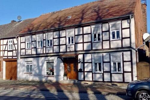 Straßenansicht - Historisches Fachwerkhaus mit Ausbaupotenzial und großzügigem Grundstück