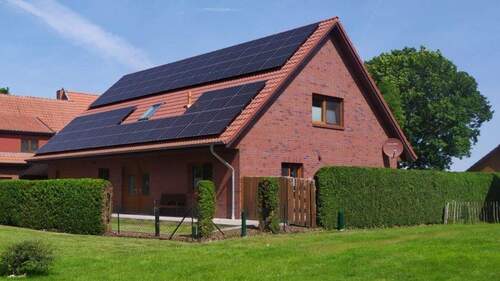 Außenansicht Vorderseite/Seitenansicht - Volksbank Immobilien: Tolles Energiesparhaus in ruhiger Lage sucht neue Eigentümer!