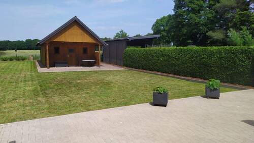 Außenansicht Terrasse und Garten mit Gartenhaus - 