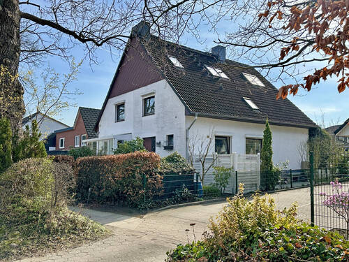 Strassenansicht - 4 Zimmer Doppelhaushälfte zum Kaufen in Hamburg