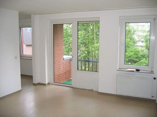 Wohnzimmer mit Balkon und Küchenzugang - 2 Zimmer Etagenwohnung in Bargteheide