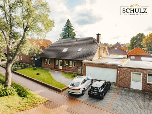 Ansicht vorne - **Familientraum mit Extras: 8 Zimmer, Werkstatt, Sauna und Platz zum Leben & Arbeiten**