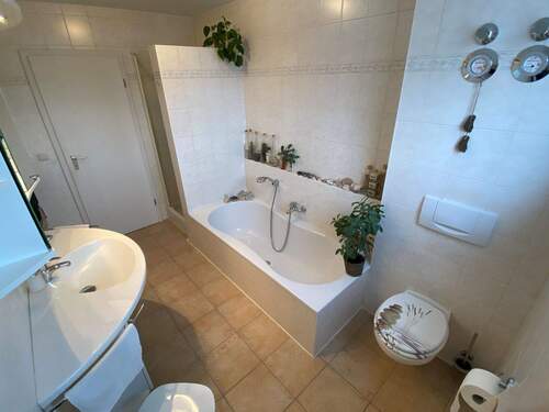 Tageslichtbad mit Badewanne und Dusche - 